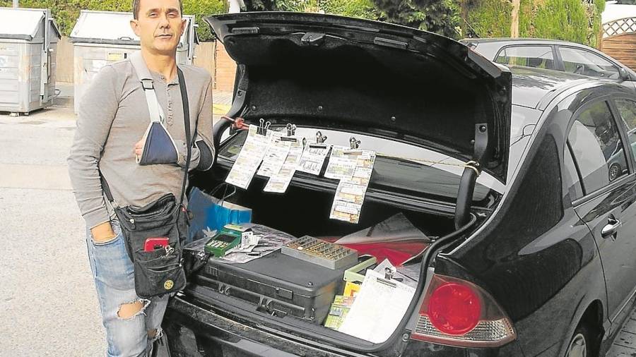 Andrés Fernández ha convertido el maletero de su coche en su punto de venta. FOTO: JMB