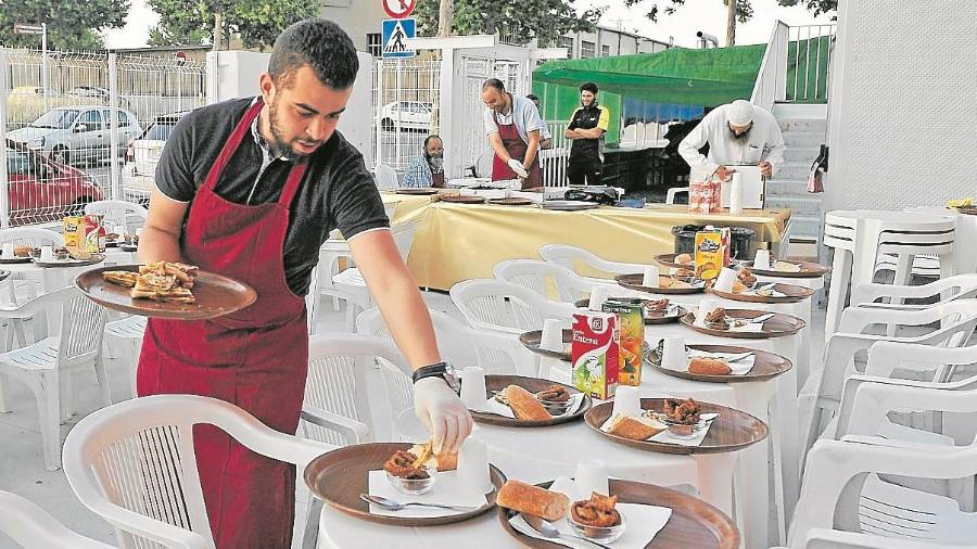 Cada tarde, antes de la oración de las 21.20 horas, se prepara la mesa. Foto: Alfredo González