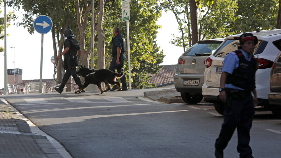 Despliegue policial en Sant Sadurn&iacute; d'Anoia, donde los Mossos d'Esquadra montaron un dispositivo de control que cerc&oacute; este municipio y el de Subirats
