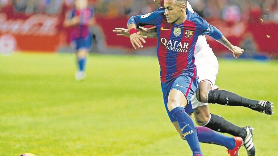 Neymar conduce el balón ante Ferreira, del Sevilla, el domingo en el Sánchez Pizjuán. FOTO: EFE