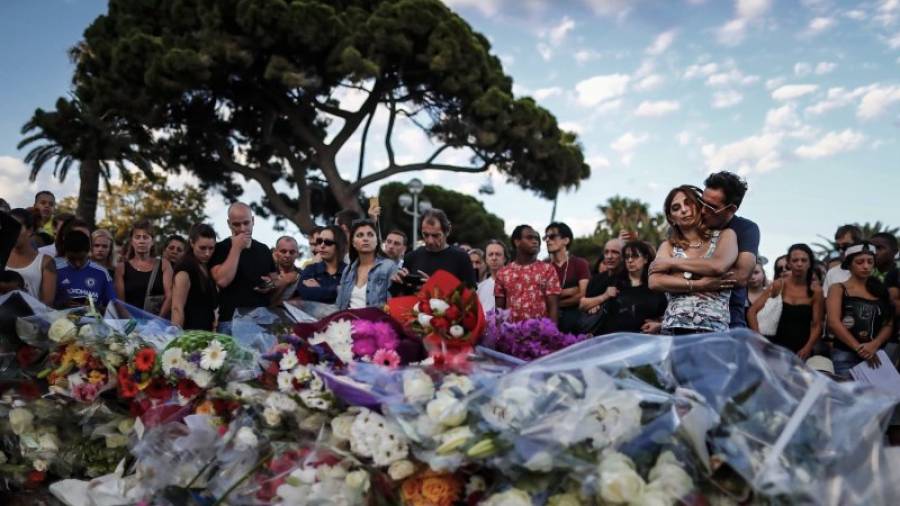 Homenaje a las víctimas del paseo de los Ingleses de Niça. Foto: EFE