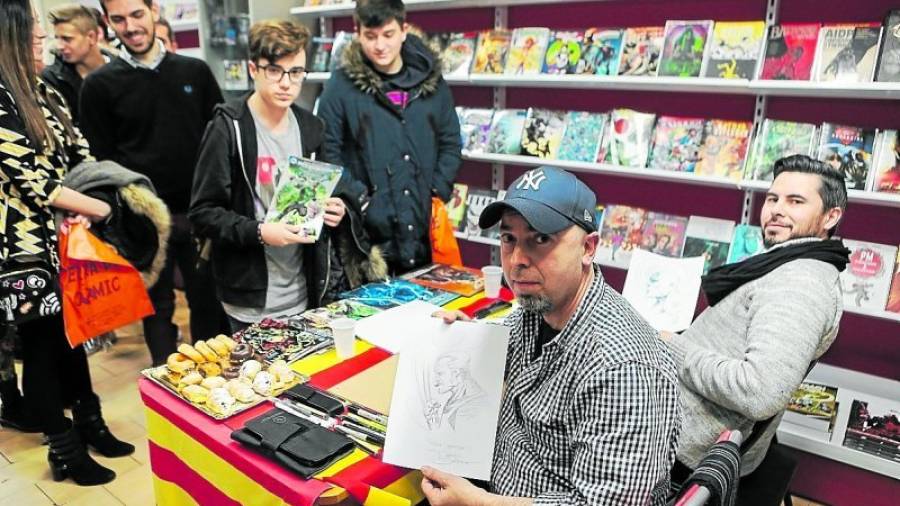 Tarragona y Sandoval firmando ejemplares este sábado en Terra de Còmic. FOTO: ALBA MARINÉ