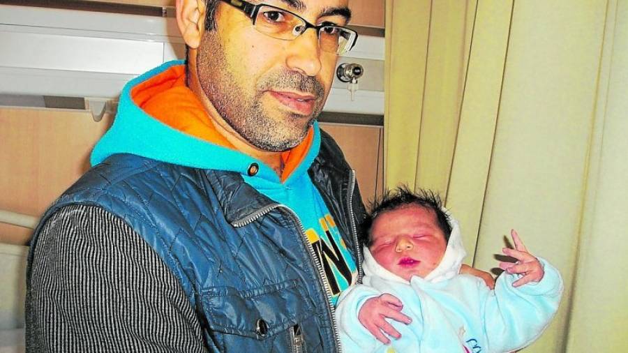 El padre Ahmed con el pequeño Walid en el hospital de El Vendrell. Foto: JMB