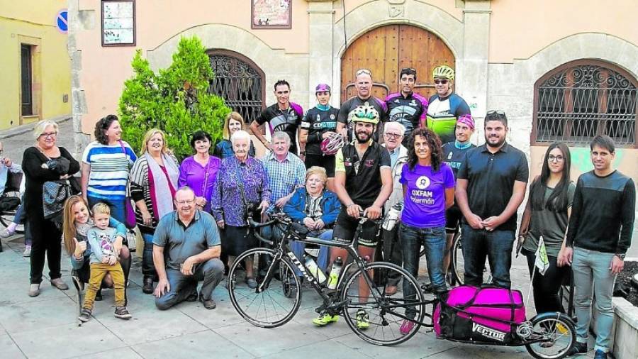 Joan Girol, con su bicicleta, fue recibido por familiares y amigos al llegar a Torredembarra. Foto: JMB