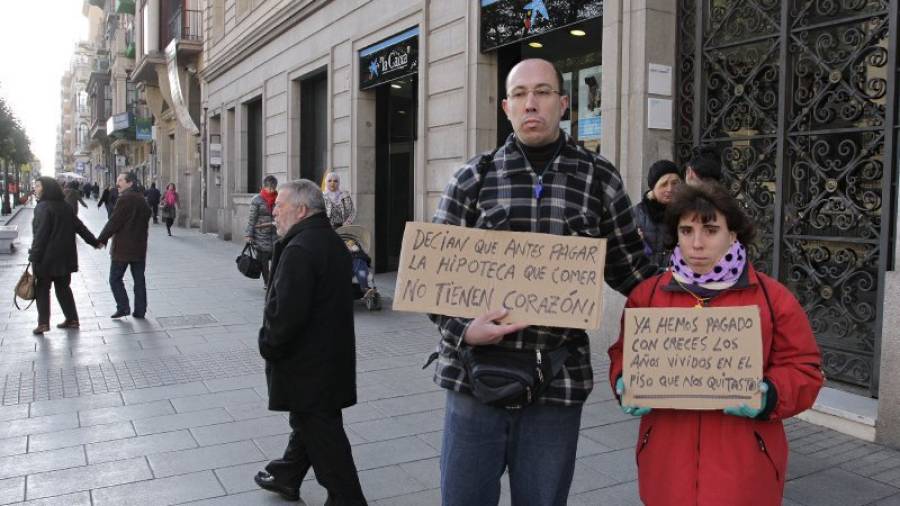 Juan Carlos Martos y su mujer, Conchi, protestando con unos amigos frente a la oficina bancaria. Foto: Pere Ferré