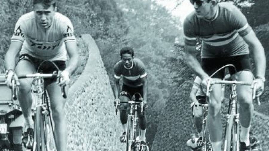 Mariné, a la izquierda, entrenando junto a varios rivales en el circuito de la prueba en 1964. Foto: Archivo Jordi Mariné