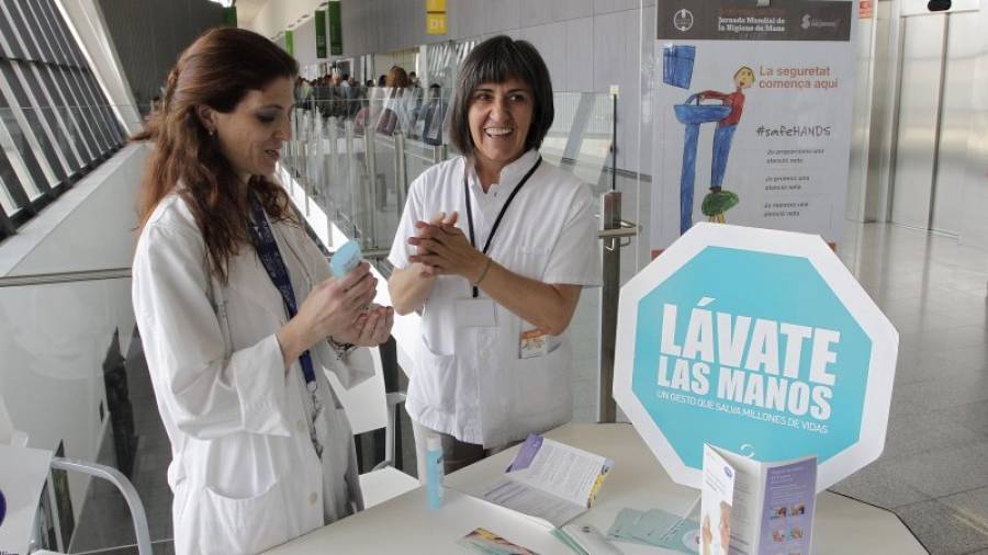 Imagen de la mesa informativa sobre la limpieza de manos, ayer en el Hospital Sant Joan. Foto: Pere Ferré