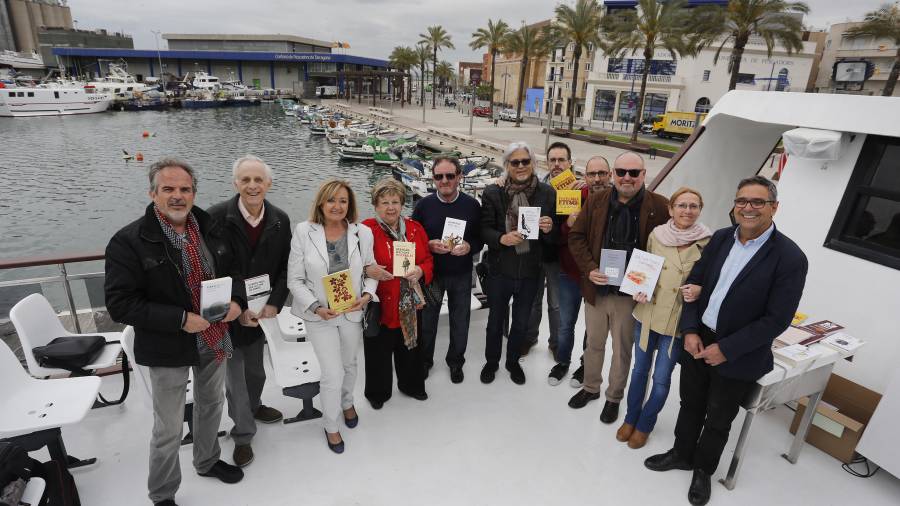 Els autors de Tarragona que publiquen de la mà d´Arola Editors van presentar ahir els seu llibres durant una passejada en vaixell. FOTO:PERE FERRÉ