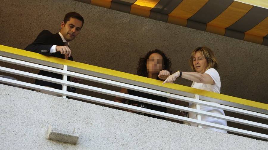El magistrado, una agente de los Mossos y la fiscal durante la inspección del balcón. Foto: Pere Ferré