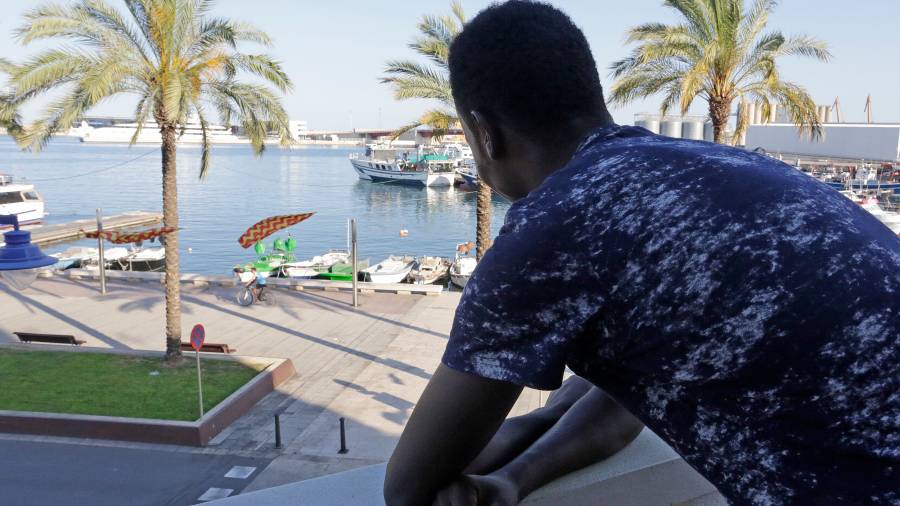 Salah prefiere mantenerse en el anonimato y no revelar su identidad. Asegura que lo más duro del proceso es tener lejos a su familia. foto: lluis milián