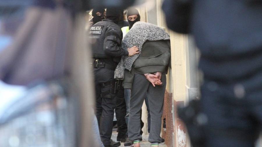 El jove detingut a Valls en l'operació antigihadista amb un agent policial, davant el gimnàs on acostumava a entrenar. Foto: ACN