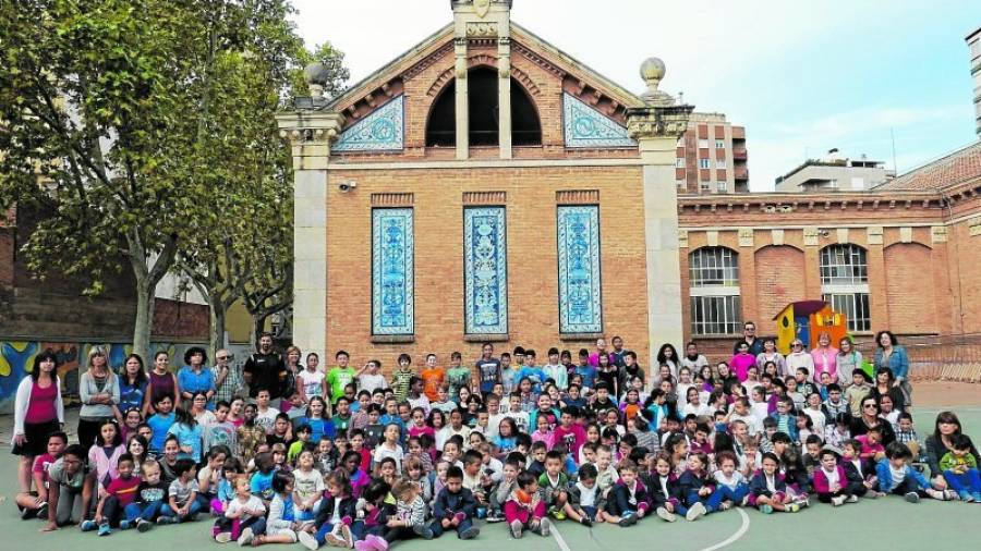 Foto de familia de tots els alumnes d´aquest curs i el personal acadèmic de l´Escola Prat de la Riba de Reus. Foto: Escola Prat de la Riba