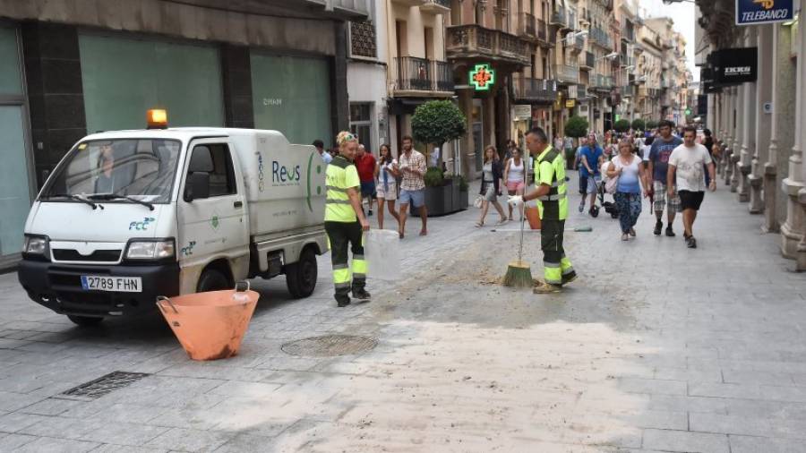 El producte dipositat en un tram de terra del carrer Llovera va ser un dels remeis emprats per evitar relliscades. Foto: alfredo gonzález