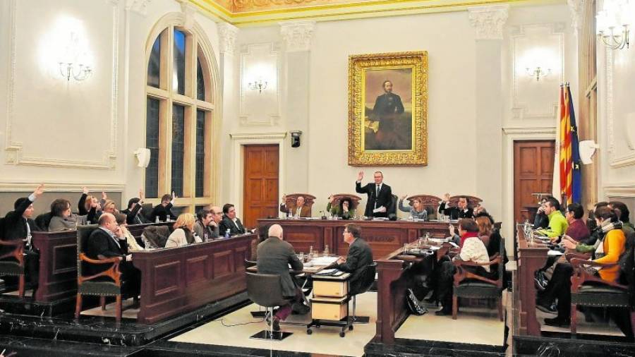 Imagen del momento de la votación sobre la cesión del local municipal a La Fira. Foto: A. González