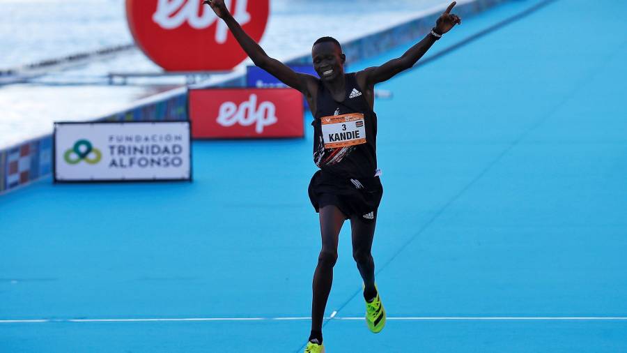 Kibiwott Kandie batió el récord mundial de media maratón en valencia. FOTO: EFE
