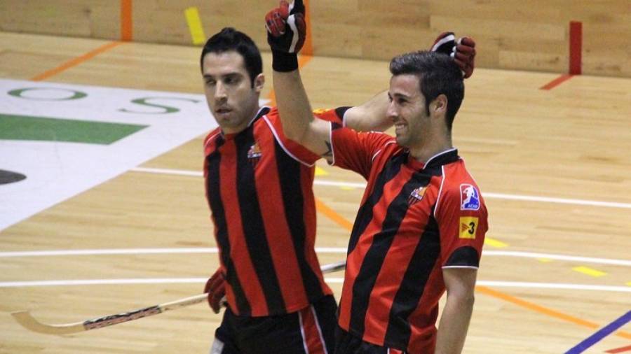 El delantero de Valls, Jepi Selva, y el de Amposta, Xavi Costa, celebran un gol con el Reus. Foto: FEP