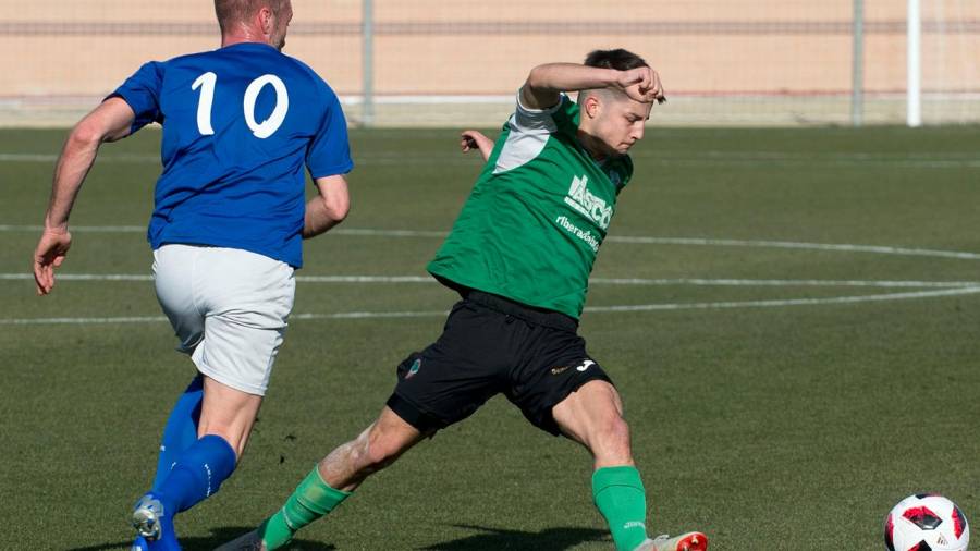 Un jugador del FC Ascó controla el balón ante un adversario en uno de los encuentros disputados por los de la Ribera d’Ebre la presente temporada.. FOTO: joan revillas