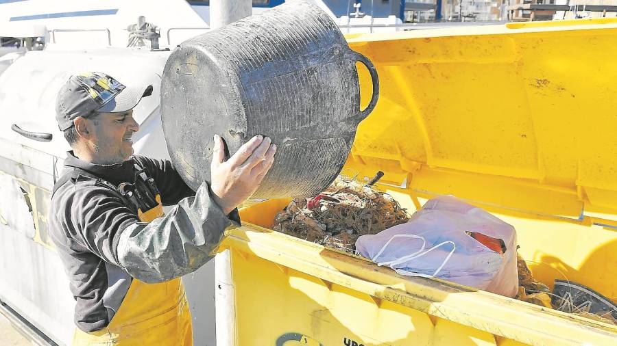 Los pescadores vierten todos los desechos en los contenedores amarillos repartidos por los pantalanes del puerto. FOTO: Alfredo Gonz&aacute;lez