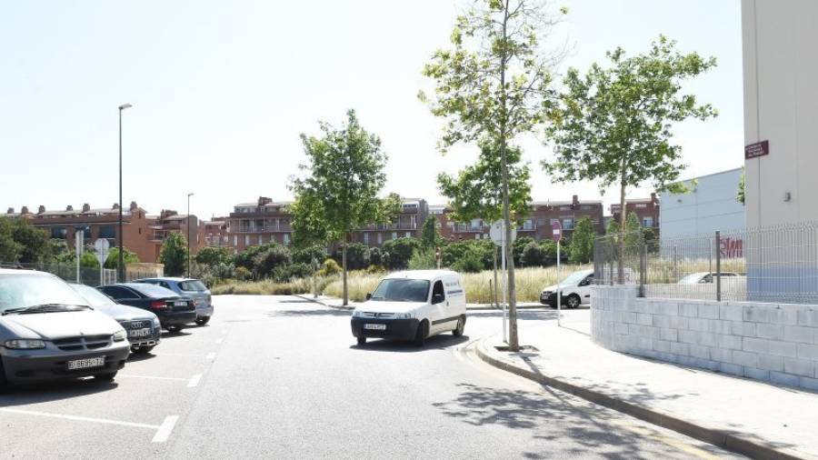 El nuevo acceso debería cruzar la riera del Molinet en dirección a las calles del entorno de la avenida Marià Fortuny. Foto: Alfredo González