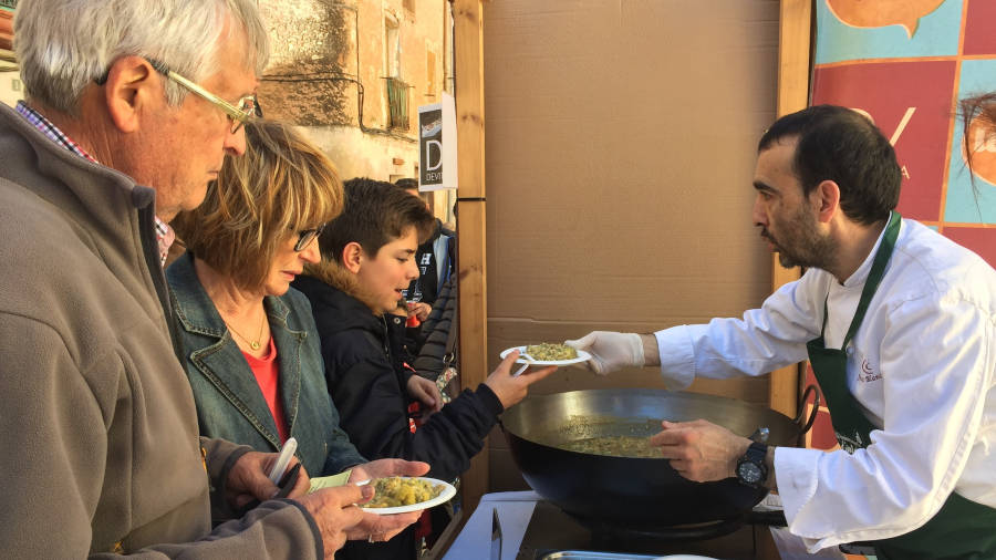 Francesc Blanch, del establecimiento Deviteca, preparó dos cazuelas de arròs del tros. FOTO: ALBA MARINÉ FOTO: ALBA MARINÉ FOTO: ALBA MARINÉ