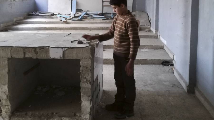 Yusef, de 15 años, en su antigua clase del colegio de Ibn hazm al Andalusi. Los alumnos tuvieron que dejar de asistir a clase debido a la guerra. FOTO: ALEXANDROS VLACHOS/EFE