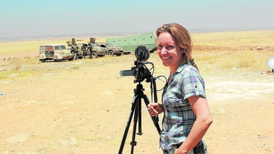 Alba, en territorios del norte de Siria, donde ha residido para grabar un largometraje sobre mujeres que luchan en el frente. Foto: DT