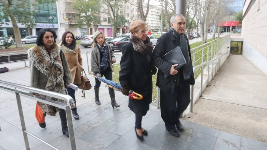 Josep M. Siuró y su esposa entrando en los juzgados de Reus. Detrás, la abogada que lo defiende. Foto: alba mariné