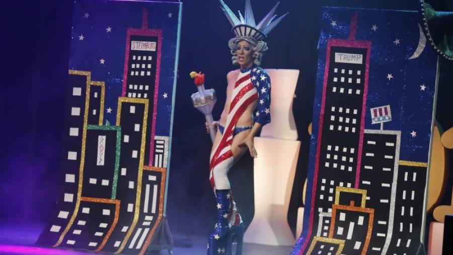 La Drag Steinbug sorprendió con un espectáculo inspirado en un sueño, con un mejicano y Trump como protagonistas. Foto: pere ferré