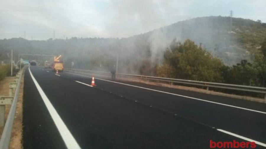 La proximitat de les flames amb la carretera ha obligat a tallar el trànsit. Foto: @bomberscat