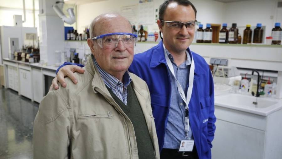 Ramon Serral y? su hijo Jordi en los laboratorios de Clariant en Vila-seca. Foto: Pere Ferré