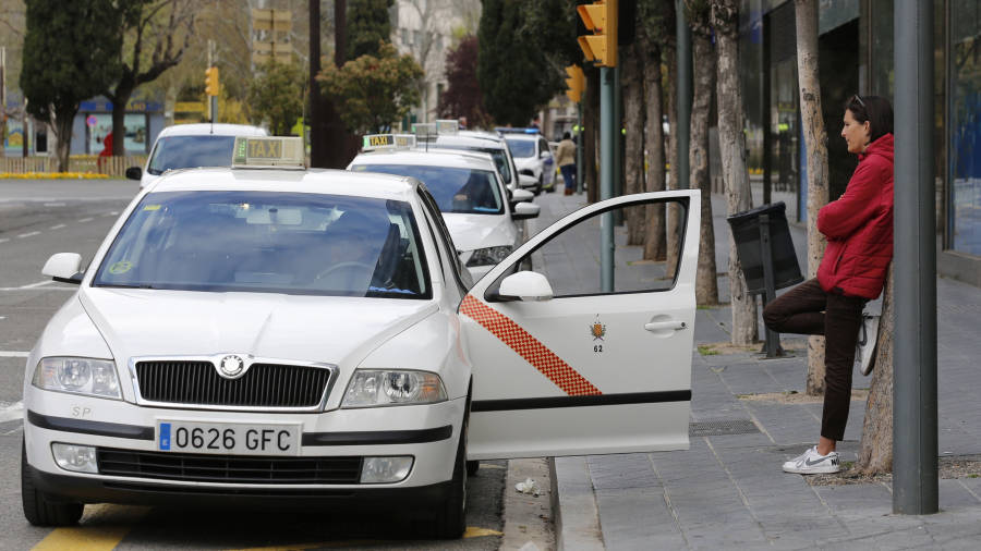Parada de taxis en la Calle Pere Martell de Tarragona. FOTO: Pere Ferré / DT
