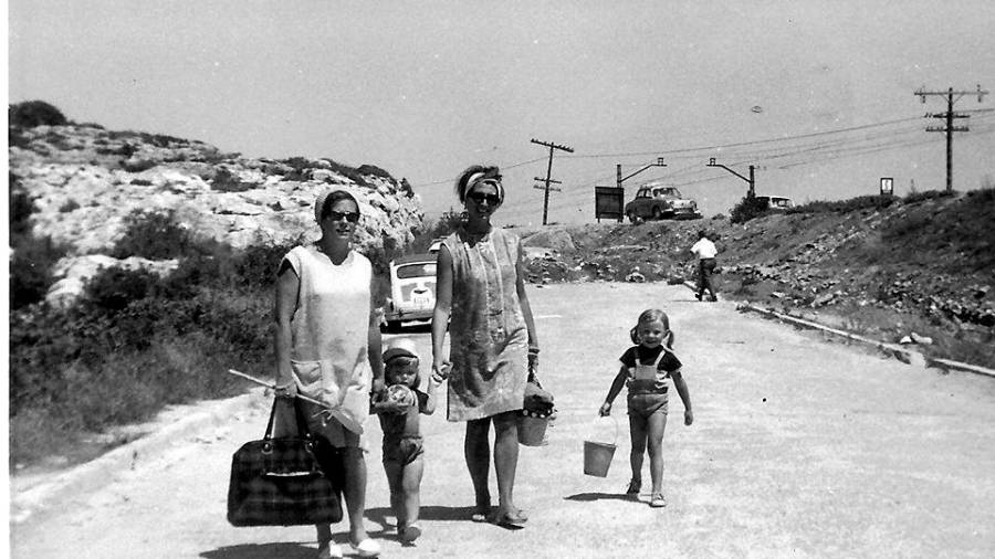 Anys 60. Cam&iacute; cap a la platja Llarga. Foto: Arxiu Susi Marqu&eacute;s/Tarragona antiga