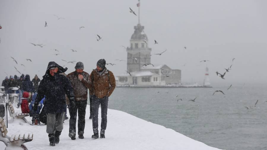 Gente caminando junto al borde asiático de Estambul, que estos días está cubierta por una capa de nieve considerable. FOTO: EFE FOTO: EFE FOTO: EFE FOTO: EFE
