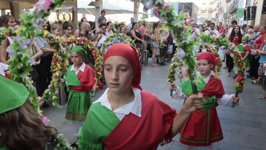Centenars de nens i nenes van seguir les evolucions del Seguici Petit pel centre de la ciutat. Foto: Pere Ferré