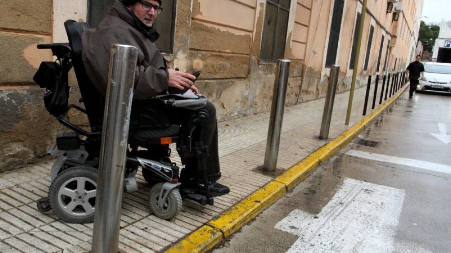 Aunque la acera es baja en este paso de peatones del Párking Saavedra, como no está rebajado, no se puede cruzar en silla de ruedas. Fotos: Lluís Milián