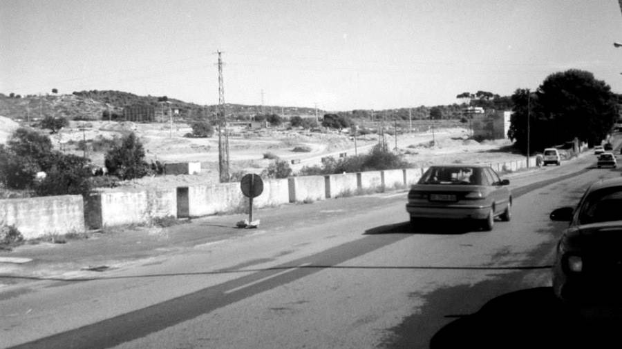 Inicis dels anys 90. Via Augusta. A l’esquerra el que avui es la Vall de l’Arrabassada. Foto: Arxiu Fermi Carr&eacute; Jov&eacute; / Tarragona Antiga