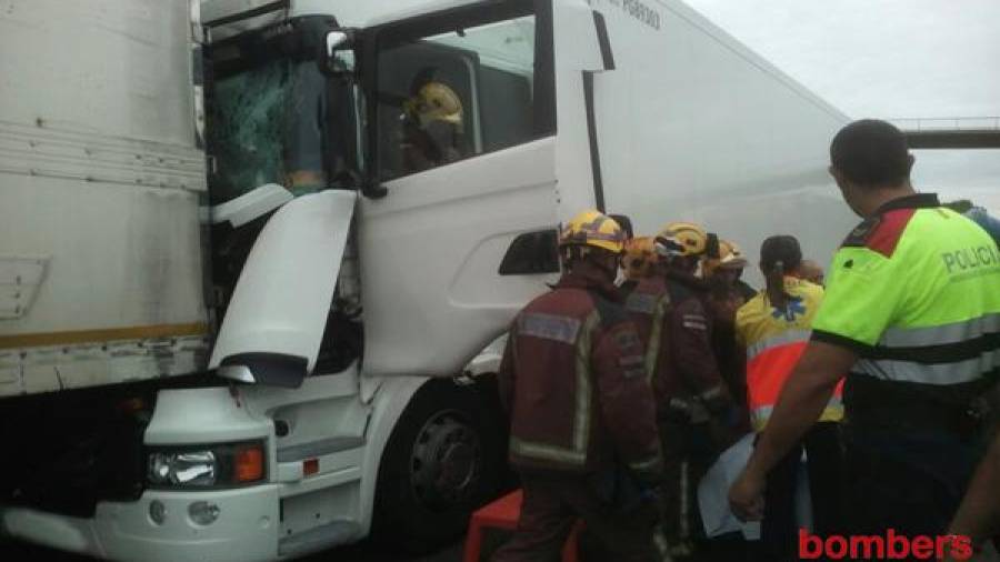 Un dels camions accidentats aquest migdia a l'AP-7 a l'alçada de Tarragona. FOTO: Bombers