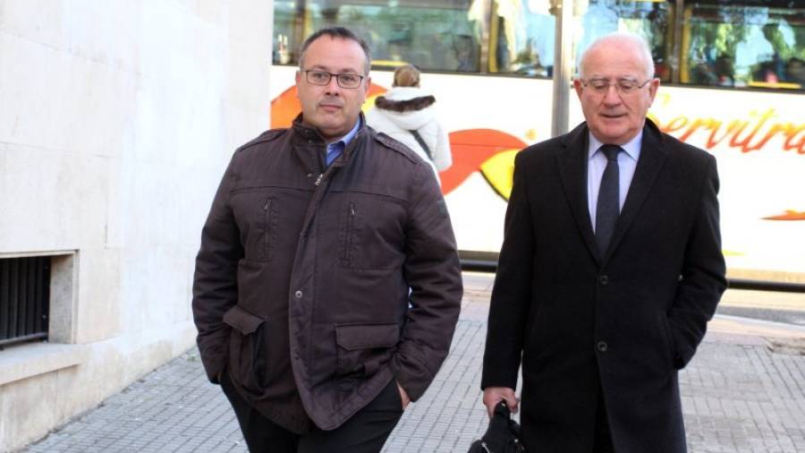 Jaume Domínguez ?a l'esquerra? entrant ahir al Palau de Justícia amb el seu advocat. Foto: Lluís Milián