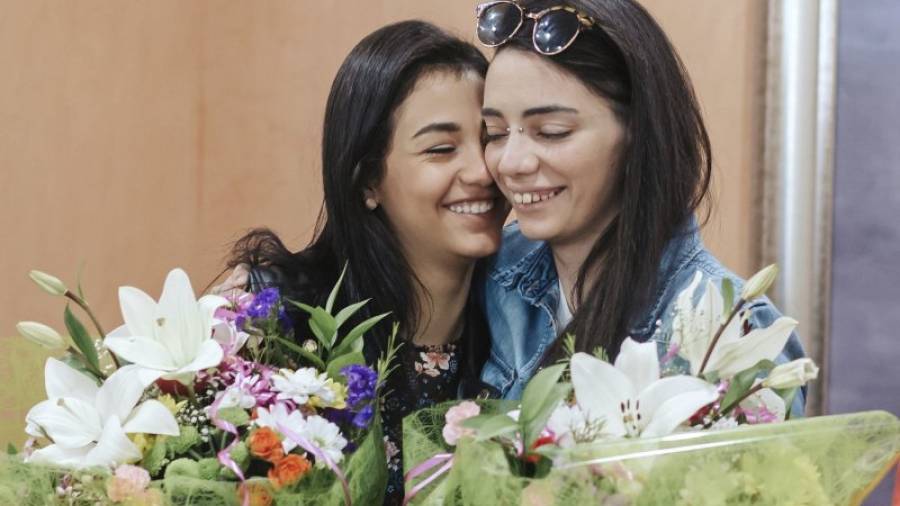 María Jimena Rico (derecha) se abraza a su novia egipcia Shaza Ismail, ayer en Torrox (Málaga). FOTO: C.DÍAZ/EFE