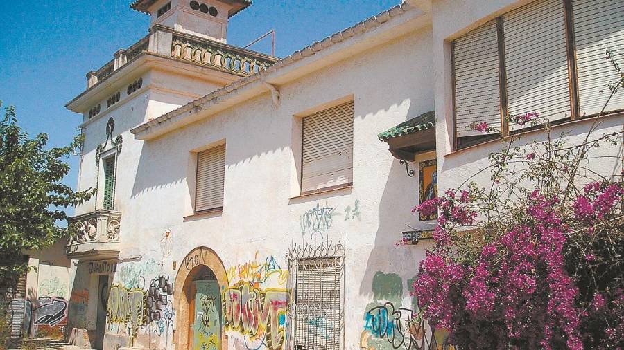 Derriban la casa modernista del Camallarg de Santa Oliva para evitar riesgos de derrumbe