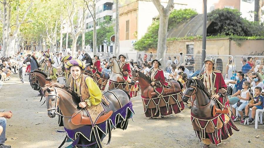 El Ball de Cavallets, a la baixada del Seguici Festiu. FOTO: Alba Mariné