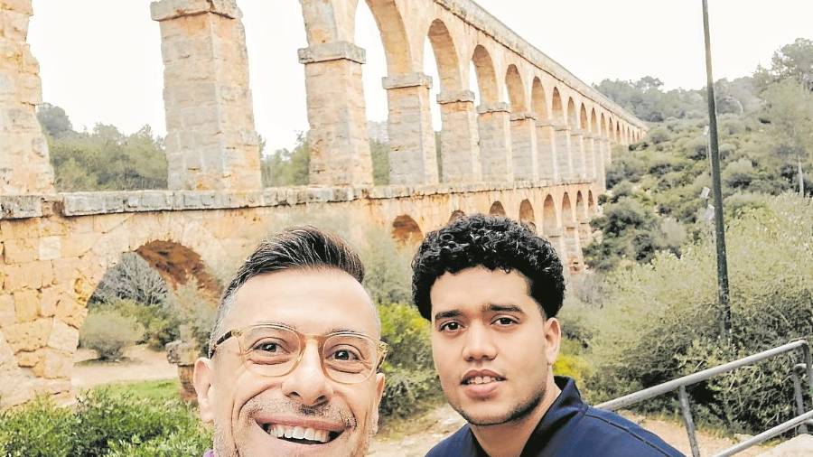 David Sanahuja y su mentorado, Mohamed Ait, en el Pont del Diable en una de sus salidas. FOTO:DT