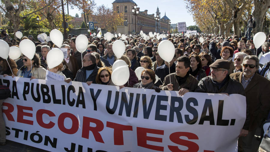 Manifestación en Sevilla por una ´gestión digna´ de la sanidad, en una imagen del mes pasado. FOTO: EFE