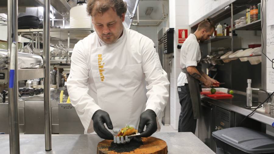 El chef, en la cocina. Foto: Alba Mariné