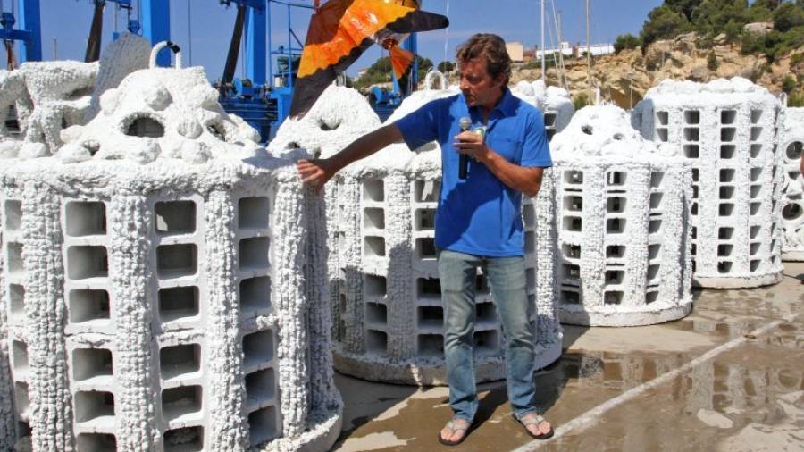 El experto en cultivo de roca viva Miquel Rota es el creador de los biotopos que hay colocados en el litoral de la Costa Daurada. Foto: Juli Nomdedeu