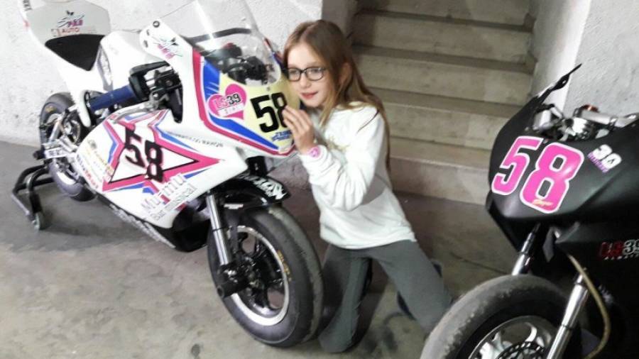 Paola, despidiéndose de las dos motos con las que compitió hasta la pasada temporada . Foto: Cedida