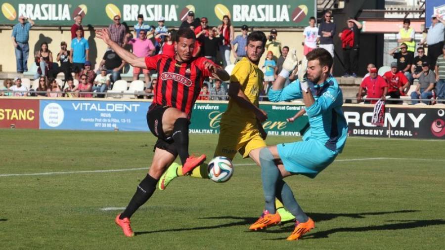 Masqué, tratando de superar al portero del Olot, en un partido de la pasada temporada. Foto: Alba Mariné