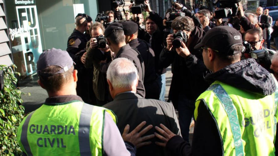 Els agents d ela Guàrdia Civil i el tresorer de CDC, Andreu Viloca, es dirigeixen a la seu de Convergència després de la seva detenció el 21 d'octubre de 2015. Foto: ACN