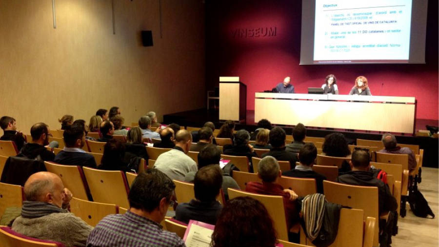 Imatge de la reunió celebrada a Vilafranca del Penedès per crear el panel de tast oficial de vins. Foto: ACN