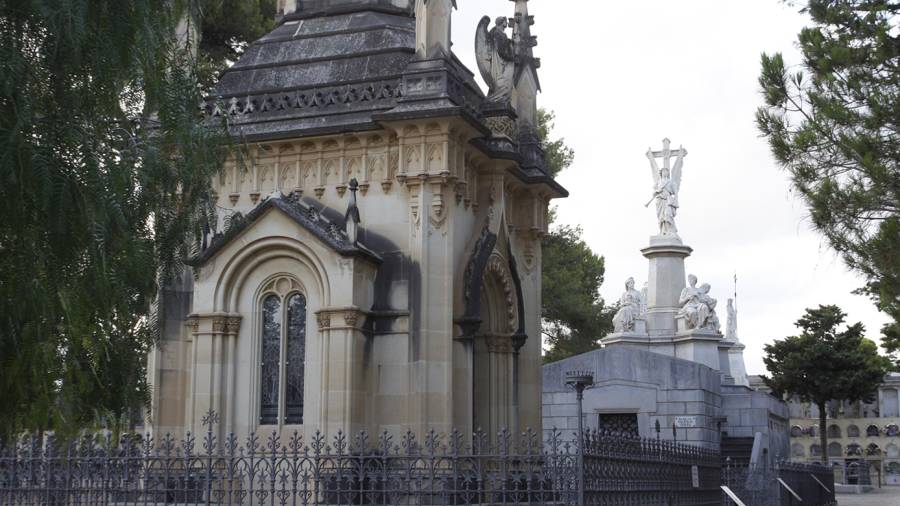 El cementerio de Reus cuenta con un relevante patrimonio artístico y con el mausoleo del General Prim. FOTO: PERE FERRÉ